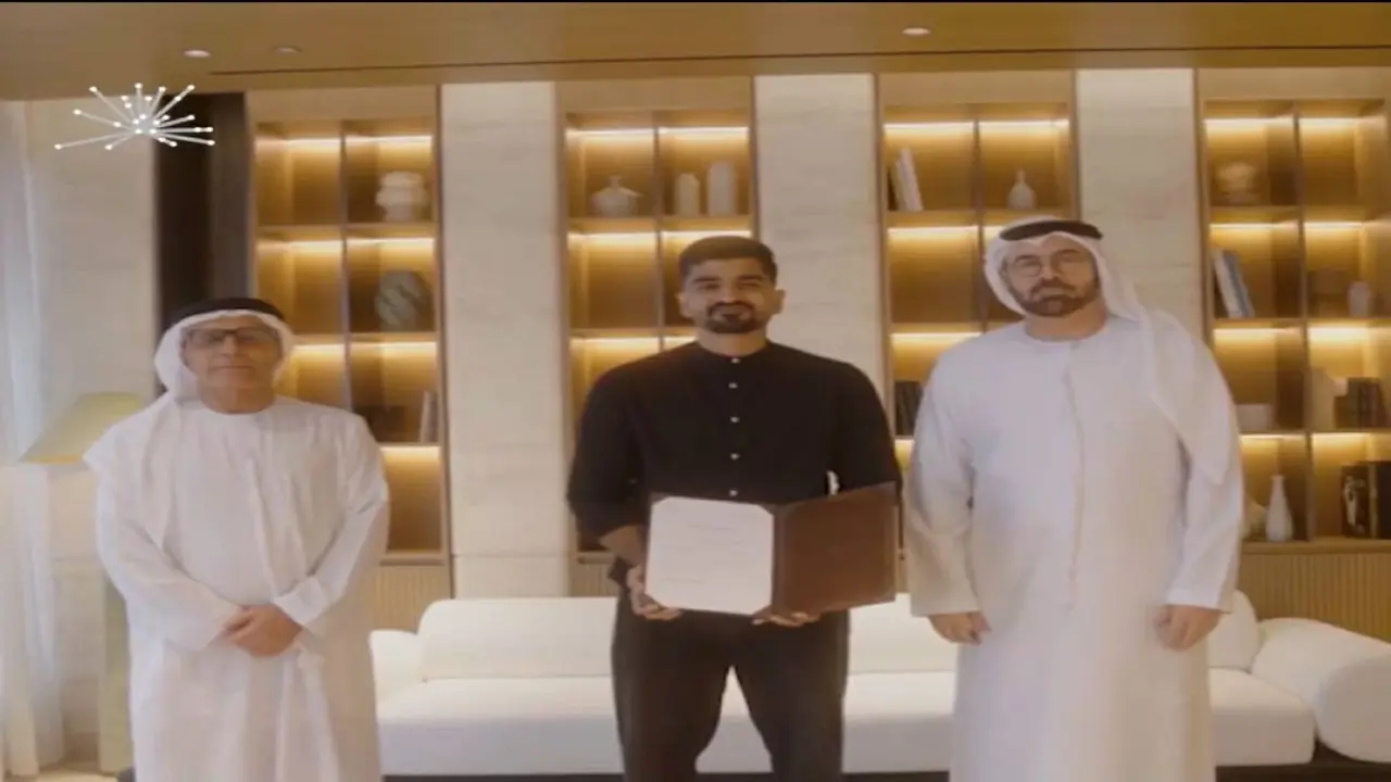 مقيم في دبي يُكرم لبلاغه عن لوحة مترو غير نظيفة